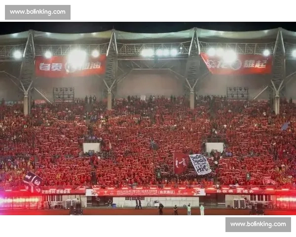 川超自贡主场：一半赛场燃，一半看台暖