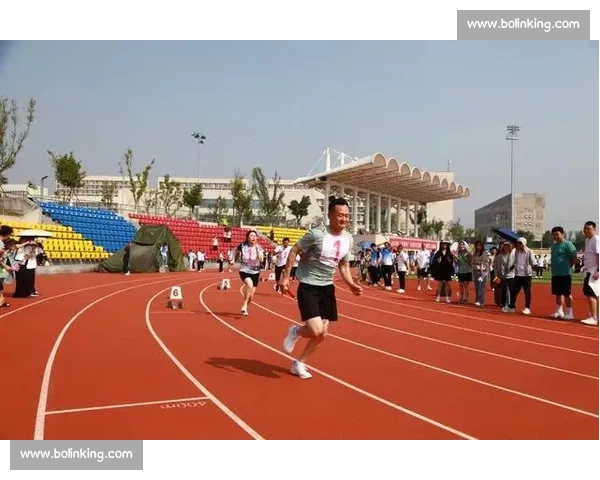 川超自贡主场：一半赛场燃，一半看台暖