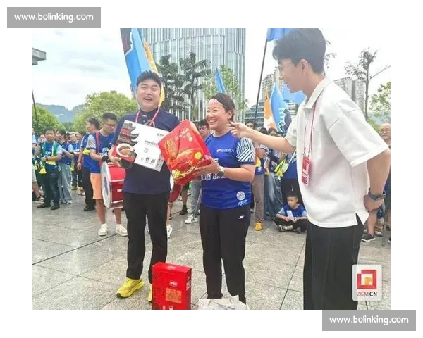 川超自贡主场:一半赛场燃,一半看台暖